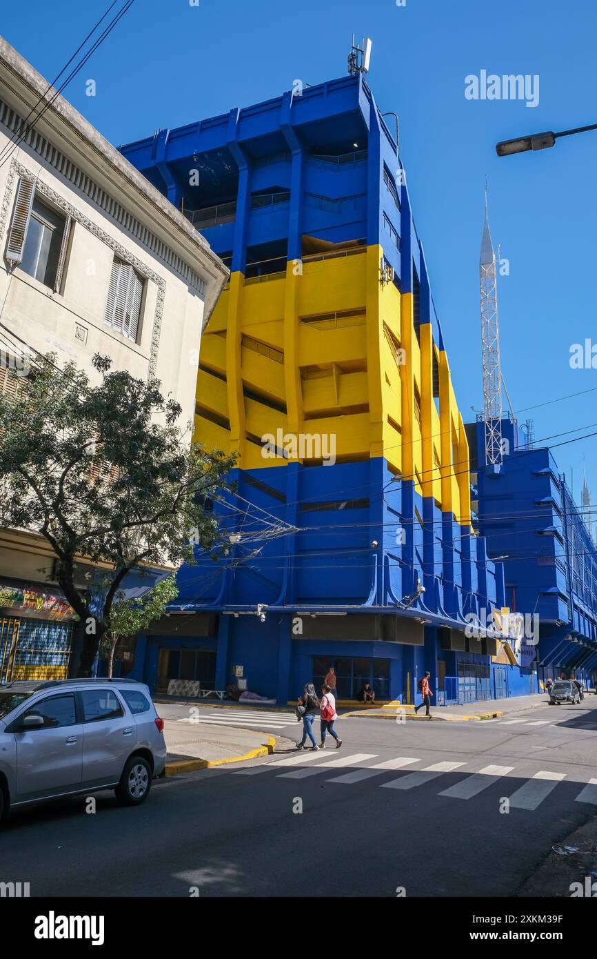 04.03.2024, Argentinien, Buenos Aires, Buenos Aires - Stadion La Bombonera in blau und gelb. La Boca, bunt bemalte Häuser im Hafenviertel Stockfoto