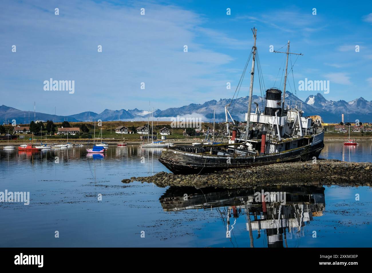 07.03.2024, Argentinien, Tierra del Fuego, Ushuaia - Schiffswrack von St Christopher im Hafen von Ushuaia am Beagle Channel, der Beagle Channel ist ein n Stockfoto