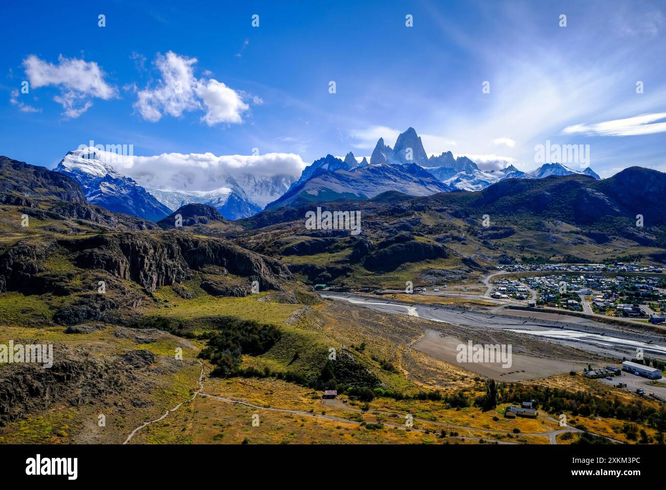 11.03.2024, Argentinien, Patagonien, El Chalten - El Chaltén mit Blick auf das Fitz Roy Massiv. El Chaltén bietet den direktesten Zugang zum Cerro Stockfoto