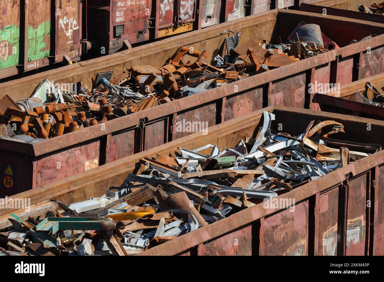 02.05.2024, Deutschland, Nordrhein-Westfalen, Duisburg - Eisenbahnwagen mit Schrott beim HKM Huettenwerk Krupp Mannesmann in Duisburg-Huettenheim. Währ Stockfoto