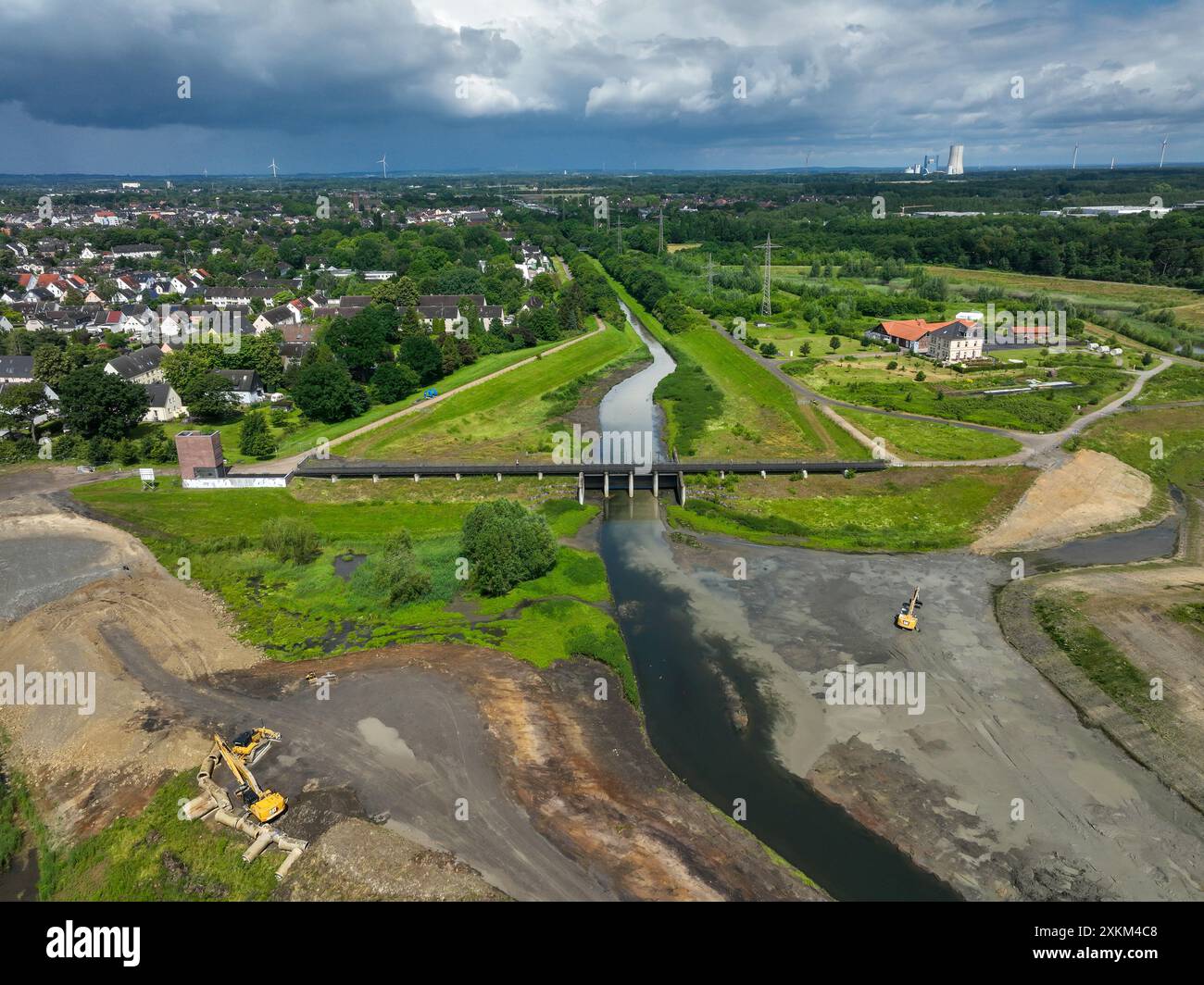 11.06.2024, Deutschland, Nordrhein-Westfalen, Dortmund / Castrop-Rauxel - Flussrenaturalisierung, Renaturierung der Emscher, Hochwasserrückhaltebecken HR Stockfoto