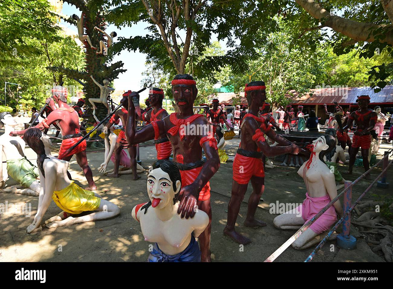 Grafische Darstellung von Sündern, die von verschiedenen Instrumenten gefoltert werden, im Garten der Hölle in Wat Muang, Provinz Ang Thong Stockfoto