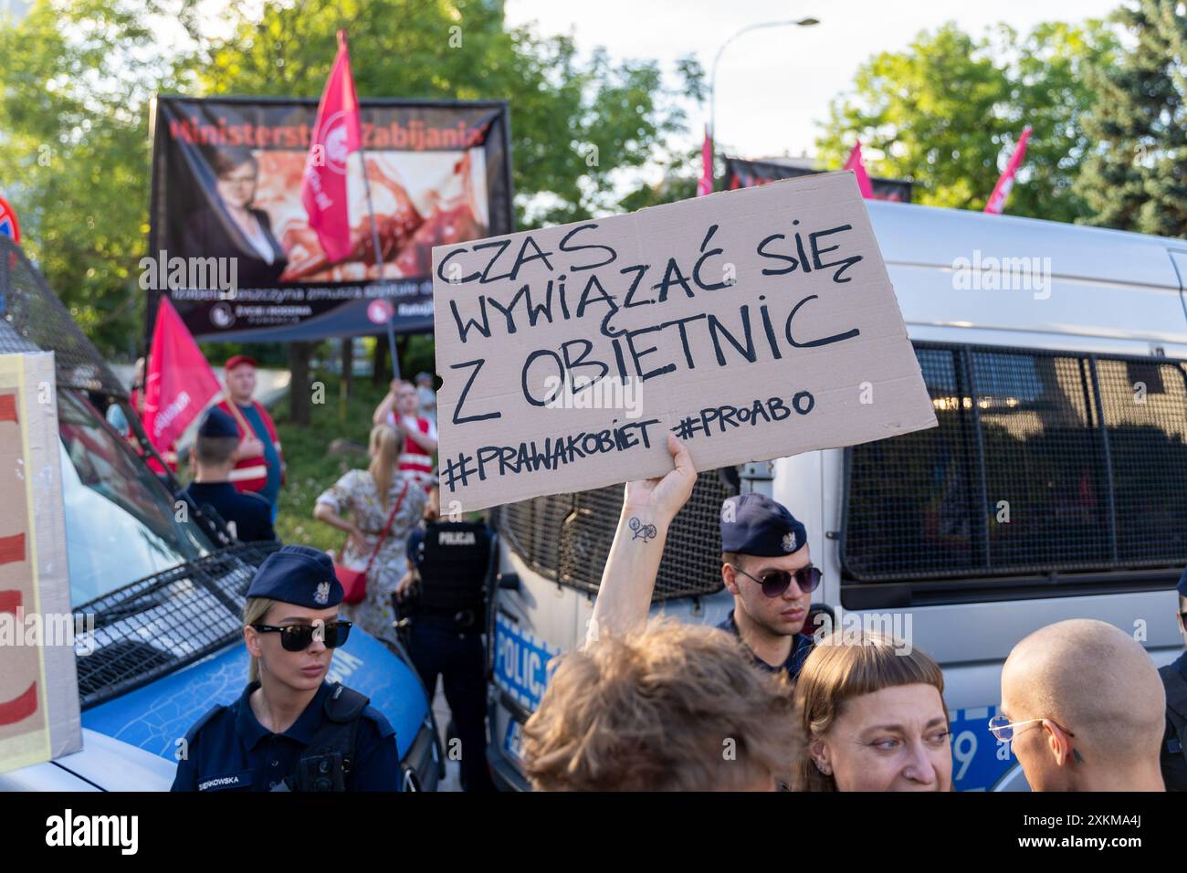 Ein Demonstrant hält ein Plakat mit der Aufschrift „es ist Zeit, Ihre Versprechen zu halten“ während einer Demonstration nach 18:00 Uhr unter dem Motto „Abtreibung! Ja!", fand vor dem polnischen Parlament eine Demonstration des Nationalen Frauenstreiks (Ogolnopolski Strajk Kobiet) statt. Das war eine Reaktion auf die Ablehnung eines Gesetzes, das die Abtreibung entkriminalisiert. Hunderte von Menschen nahmen Teil und forderten eine legale Abtreibung und den Rücktritt des stellvertretenden Premierministers Wladyslaw Kosiniak-Kamysz. Es kam auch zu einem Gegenprotest von Gruppen, die sich gegen die Liberalisierung der Abtreibung aussprachen. Der Hauptprotest betraf die Ablehnung einer bil Stockfoto