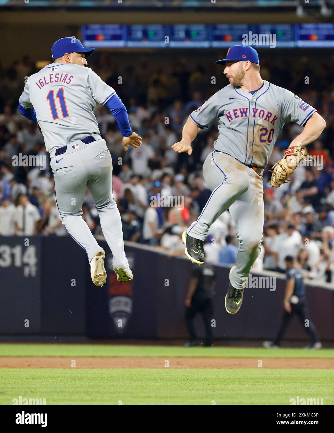 Bronx, Usa. Juli 2024. New York Mets Pete Alonso und Jose Iglesias feiern nach dem Spiel gegen die New York Yankees am Dienstag, den 23. Juli 2024 in New York City. Die Mets besiegten die Yankees mit 3:2. Foto: John Angelillo/UPI Credit: UPI/Alamy Live News Stockfoto