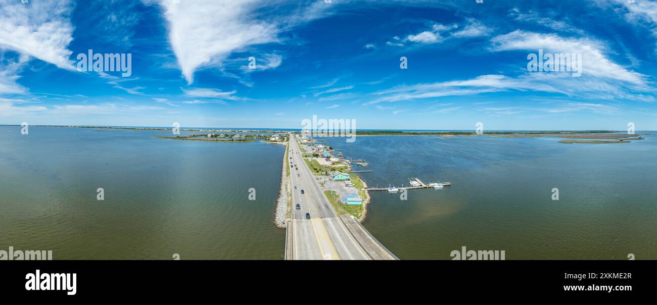 Aus der Vogelperspektive von Pond Island Outer Banks NC OBX, Küstenstraße verbindet die äußeren Inseln mit dem Festland mit Yachthafen, luxuriöse Ferienhäuser Stockfoto