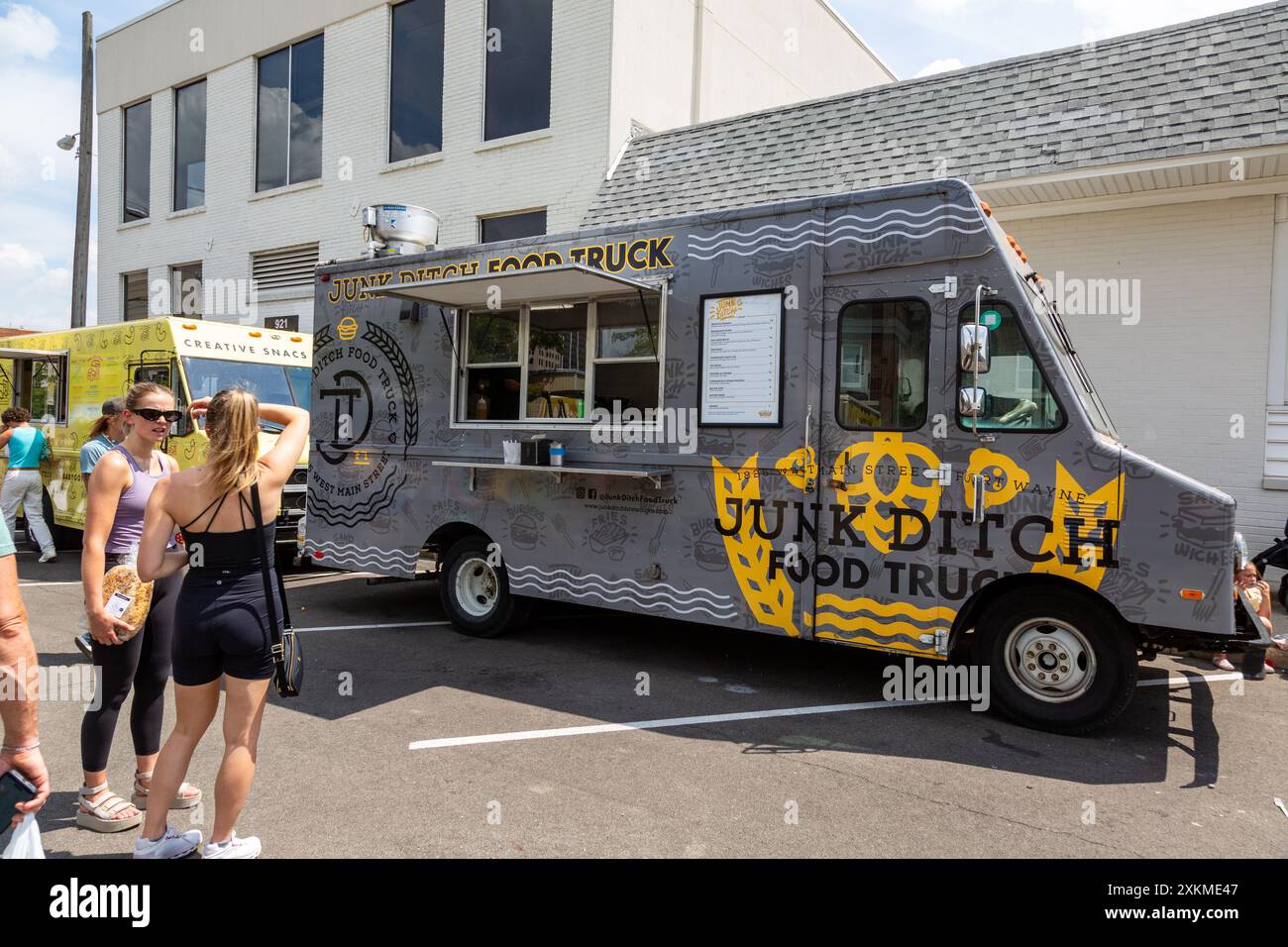 Der graue Junk Ditch Food Truck parkt in Fort Wayne, Indiana, USA. Stockfoto