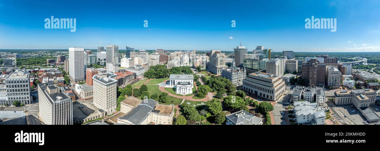 Aus der Vogelperspektive auf dem Kapitol Square in Richmond mit der Hauptstadt des Bundesstaates Virginia, dem Herrenhaus, dem Landwirtschaftsministerium, dem alten Rathaus und der Skyline Stockfoto