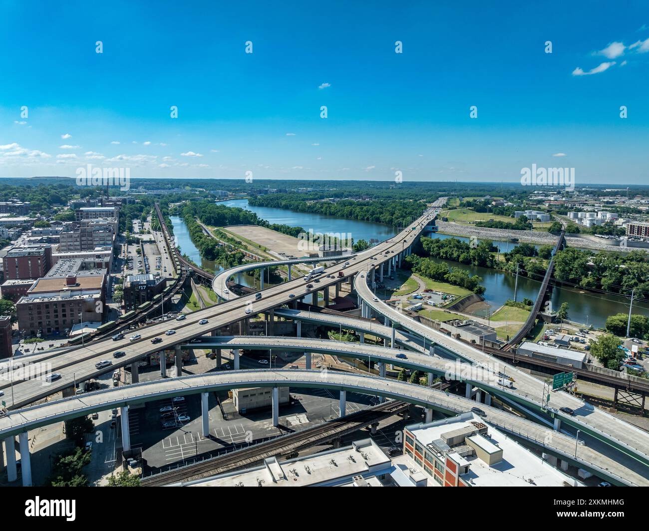Luftaufnahme der komplexen Autobahnkreuzung in Richmond mit mehreren Überführungen, die die I-95 mit der Innenstadt und dem Flussufer verbinden Stockfoto