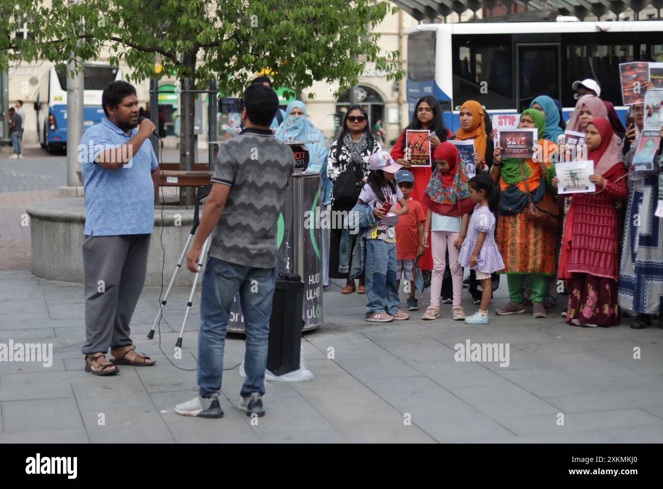 Banglandeshi Community auf dem Stadtplatz protestiert friedlich gegen Polizeigewalt und Unterdrückung durch die Regierung in Bangladesch Stockfoto