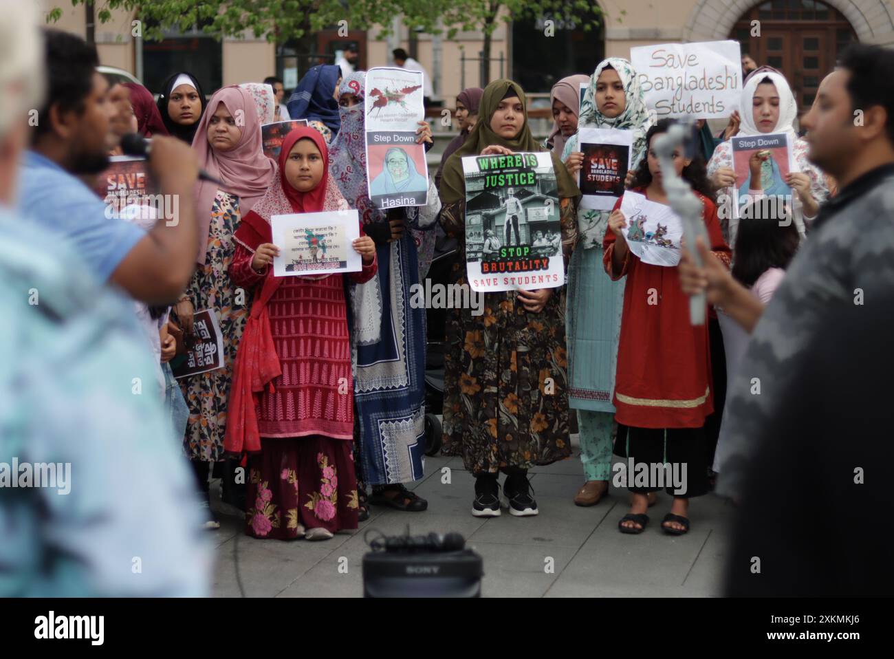 Banglandeshi Community auf dem Stadtplatz protestiert friedlich gegen Polizeigewalt und Unterdrückung durch die Regierung in Bangladesch Stockfoto
