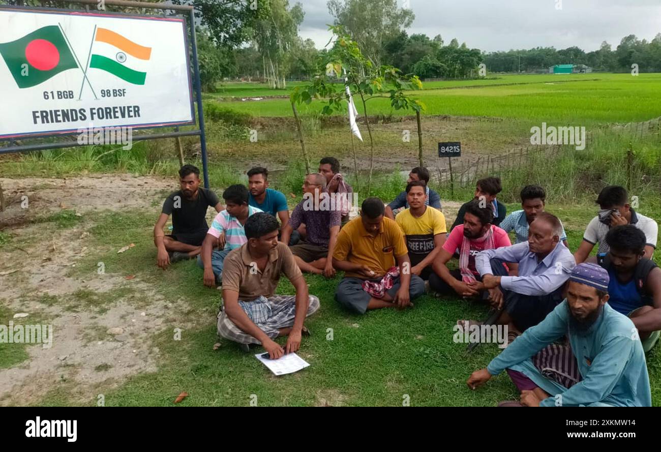 Changrabandha, Westbengalen, Indien. Juli 2024. Aufgrund der turbulenten Lage in Bangladesch wurde auch der Außenhandel über den Landhafen Changrabandha im Bezirk Cooch Behar in Westbengalen gestoppt. 34 indische Lkw-Fahrer blieben in Bangladesch fest. Heute kehrten 18 von ihnen nach Indien zurück. Das Land steckt im Hafen fest. Deshalb stecken indische Trucks fest. Die Lastwagenarbeiter, die heute in der Changrabandha-Einwanderungskontrolle festsitzen, sind sehr froh, nach Indien zurückzukehren. (Kreditbild: © Diptendu Dutta/ZUMA Press Wire) NUR REDAKTIONELLE VERWENDUNG! Nicht für kommerzielle ZWECKE! Stockfoto