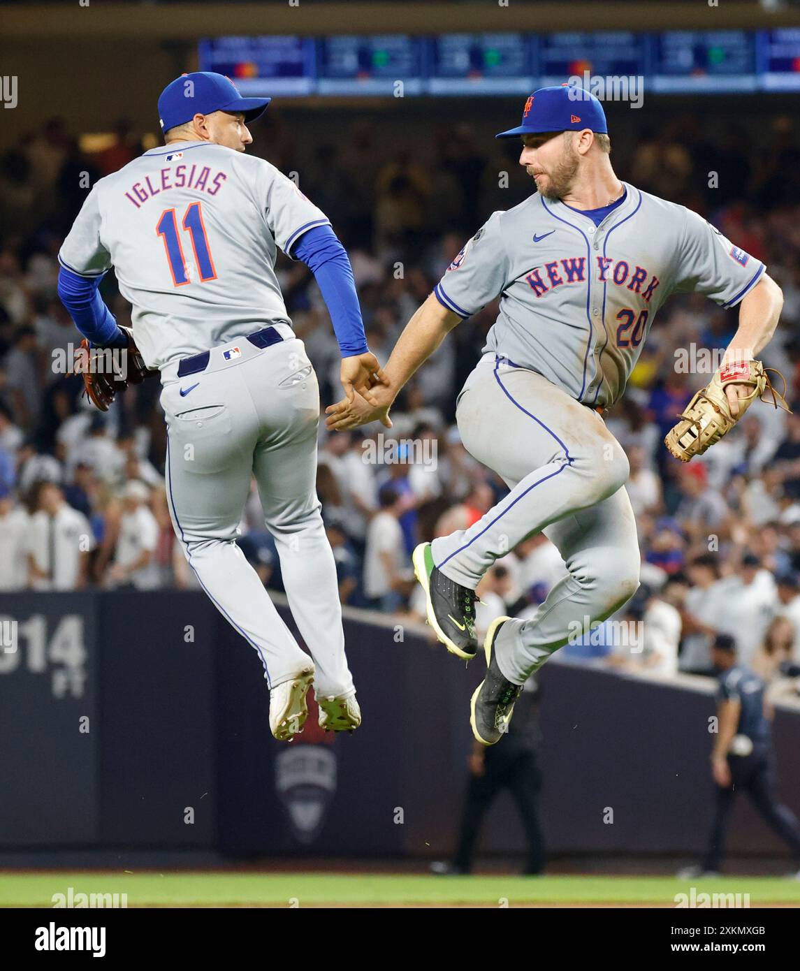 Bronx, Usa. Juli 2024. New York Mets Pete Alonso und Jose Iglesias feiern nach dem Spiel gegen die New York Yankees am Dienstag, den 23. Juli 2024 in New York City. Die Mets besiegten die Yankees mit 3:2. Foto: John Angelillo/UPI Credit: UPI/Alamy Live News Stockfoto