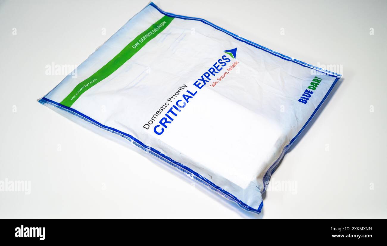 Ein versiegeltes Blue Dart-Paket auf weißem Hintergrund. Stockfoto