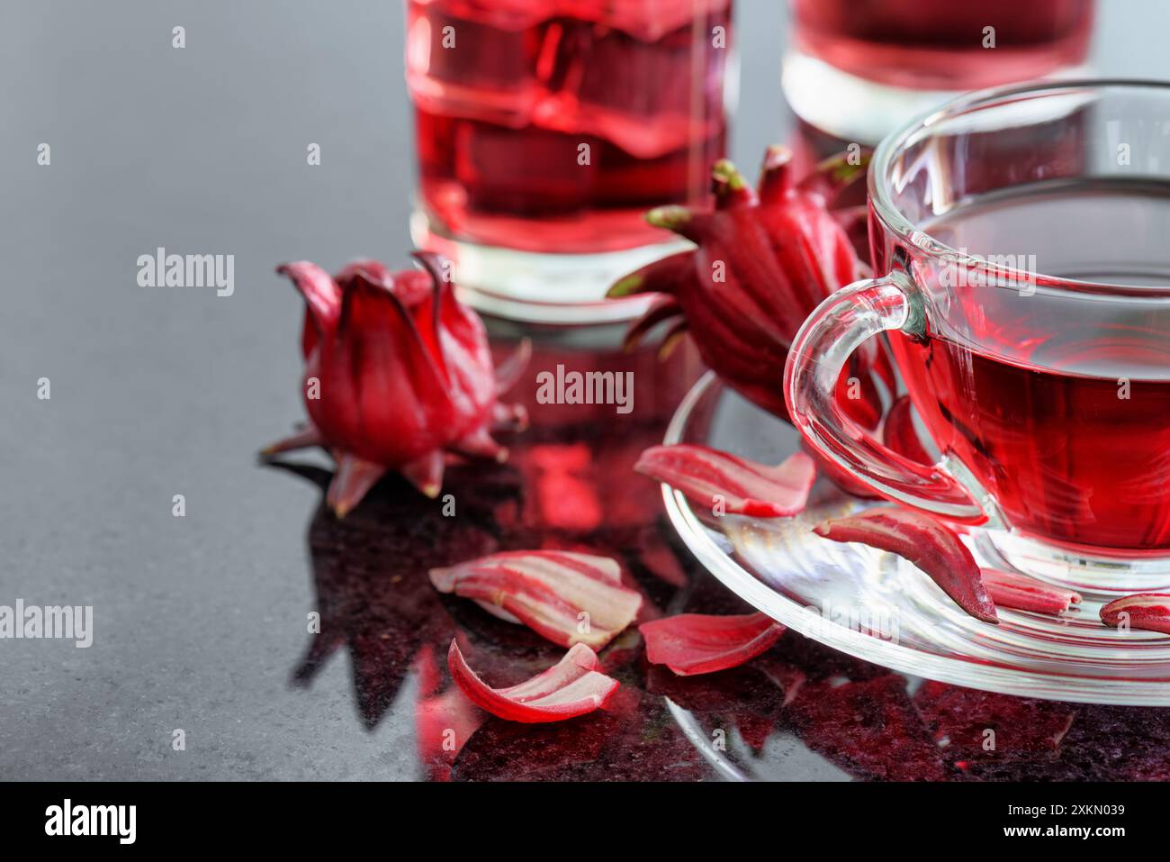 Nahaufnahme einer Tasse Hibiskus-Tee (rosella, Karkade) auf dem Tisch Stockfoto