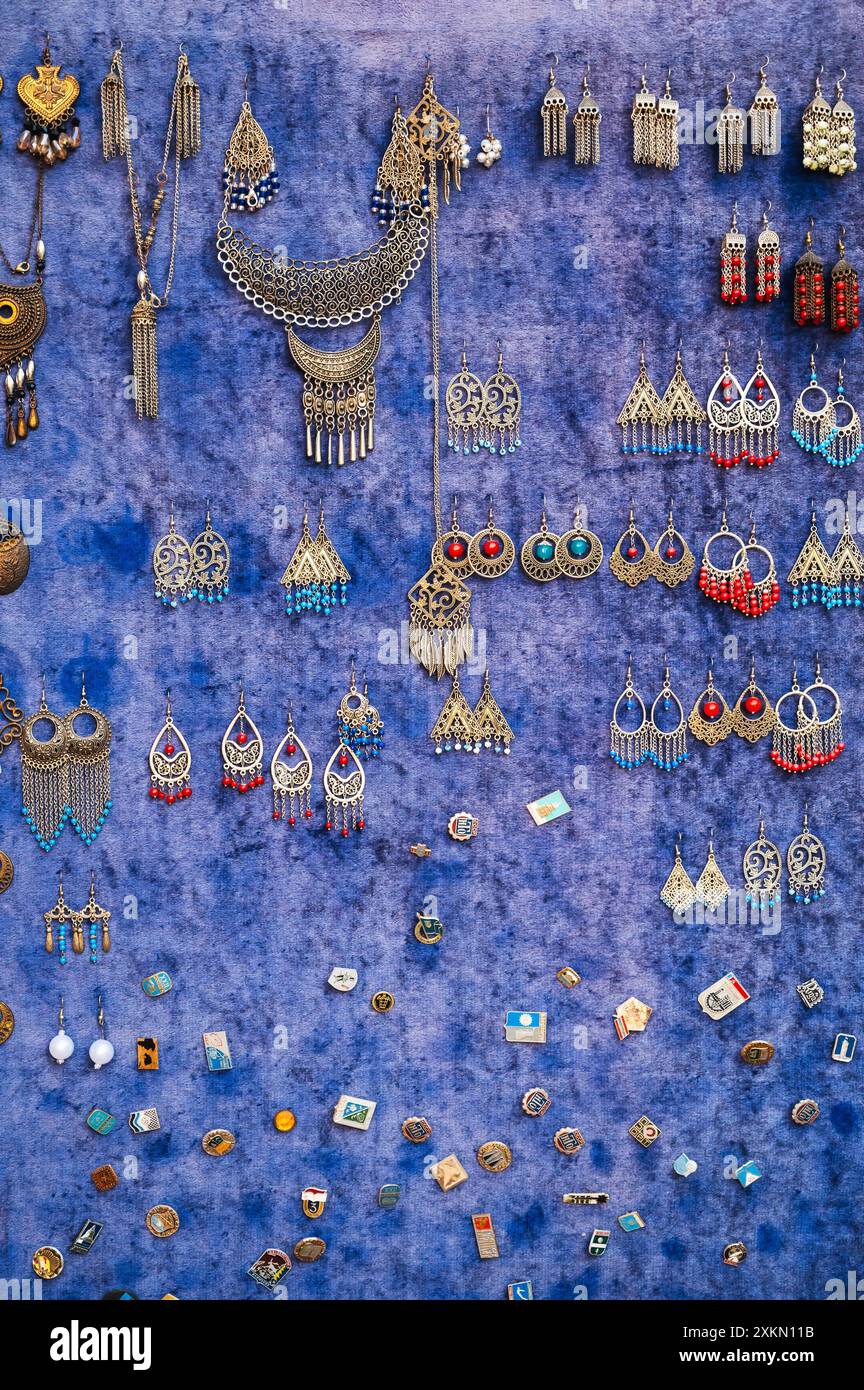 Traditionelle orientalische usbekische Ohrringe und Damenschmuck auf der Theke auf dem Basar in Usbekistan Stockfoto