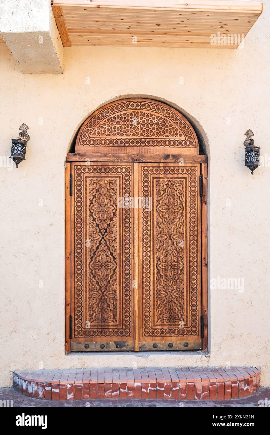 Moderne geschnitzte Holztür mit orientalischem usbekischen Muster, dekoriert mit asiatischen Ornamenten in Usbekistan in Taschkent Stockfoto