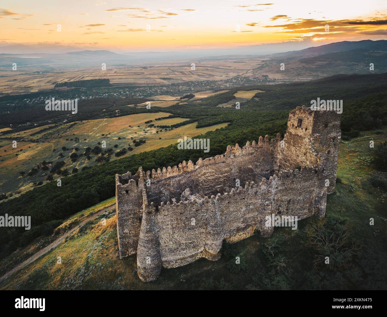 Rundblick über die Festung Skhvilo oder die Burg Skhvilo. Mittelalterliche Festung in der Region Shida Kartli, im Bezirk Kaspi, Georgia. 14. Jahrhundert. Se Stockfoto