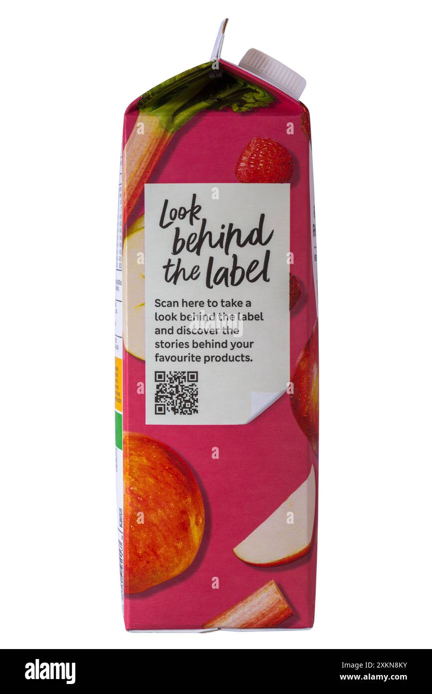 Schauen Sie hinter das Etikett mit qr-Code – Informationen auf dem Karton mit gepresstem Apfel-, Himbeer- und Rhabarbersaft von M&S Stockfoto