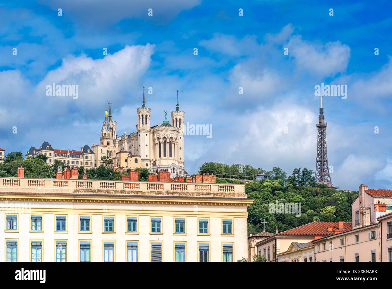 Blick auf die Basilika unserer Lieben Frau von Fourviere, eines der berühmtesten Wahrzeichen in Lyon, Frankreich Stockfoto