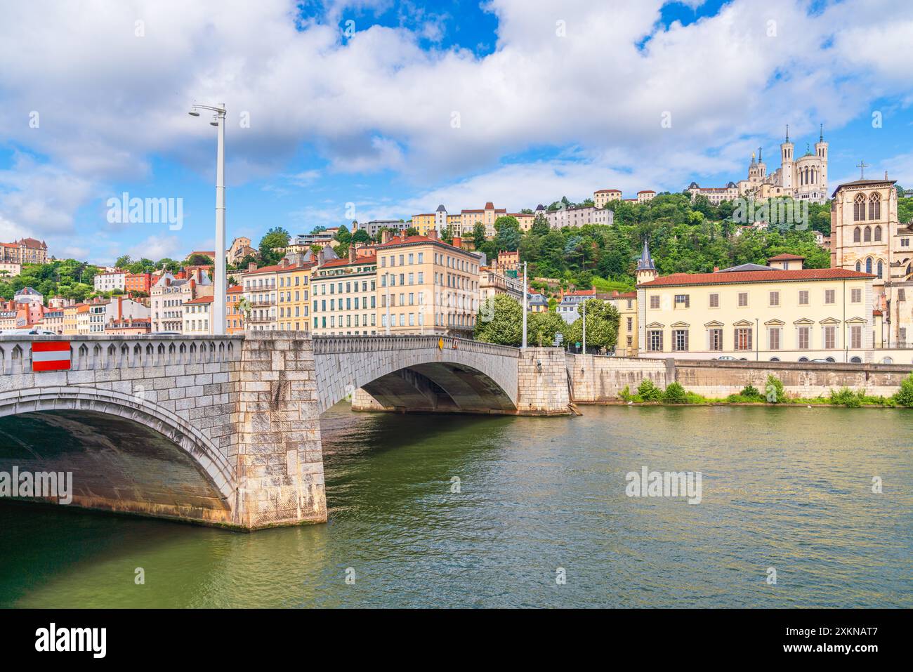 Malerischer Blick auf den Saone-Fluss mit Vieux Lyon und dem Fourviere-Hügel, Frankreich Stockfoto