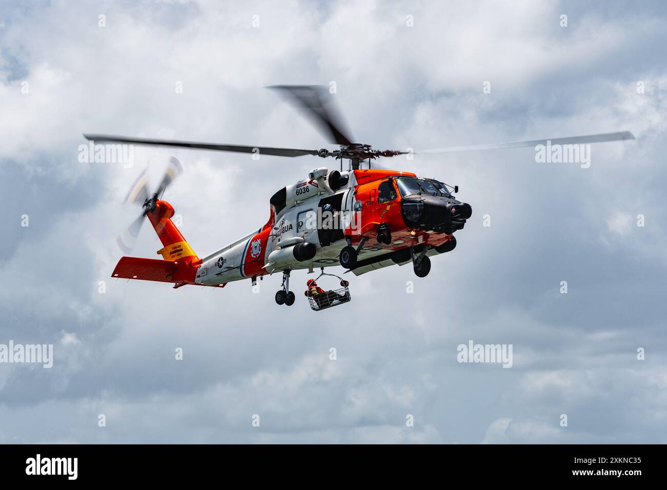 Ein US-Luftmann wird am 22. Juli in einen MH-60T Jayhawk gehoben, der der Coast Guard Air Station Clearwater, Florida, in der Nähe der MacDill Air Force Base, Florida, zugeordnet ist Stockfoto