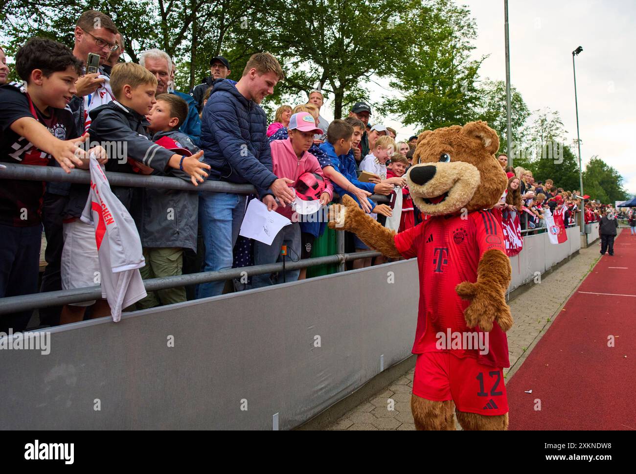 FCB Maskottchen Bernie , Maskottchen, mit Fans im FC BAYERN MÜNCHEN Trainingslager 1.Deutsche Fußball-Liga , in Rottach-Egern, Tegernsee, 22. Juli 2024 Saison 2024/2025, FCB, Fotograf: Peter Schatz Stockfoto