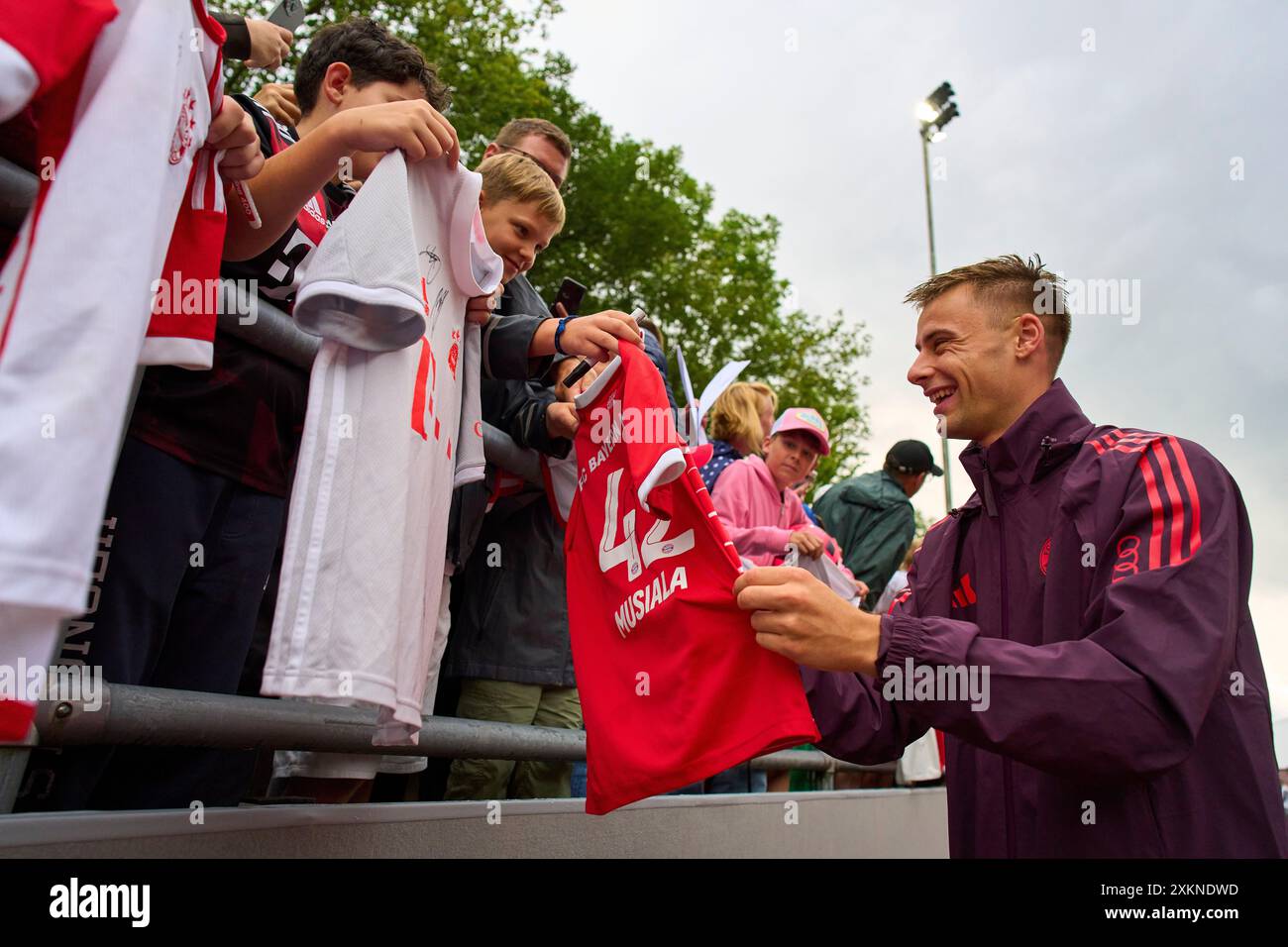 Gabriel Vidovic, FCB 32 mit Fans im FC BAYERN MÜNCHEN Trainingslager 1.Deutsche Fußball-Liga , in Rottach-Egern, Tegernsee, 22. Juli 2024 Saison 2024/2025, FCB, Fotograf: Peter Schatz Stockfoto