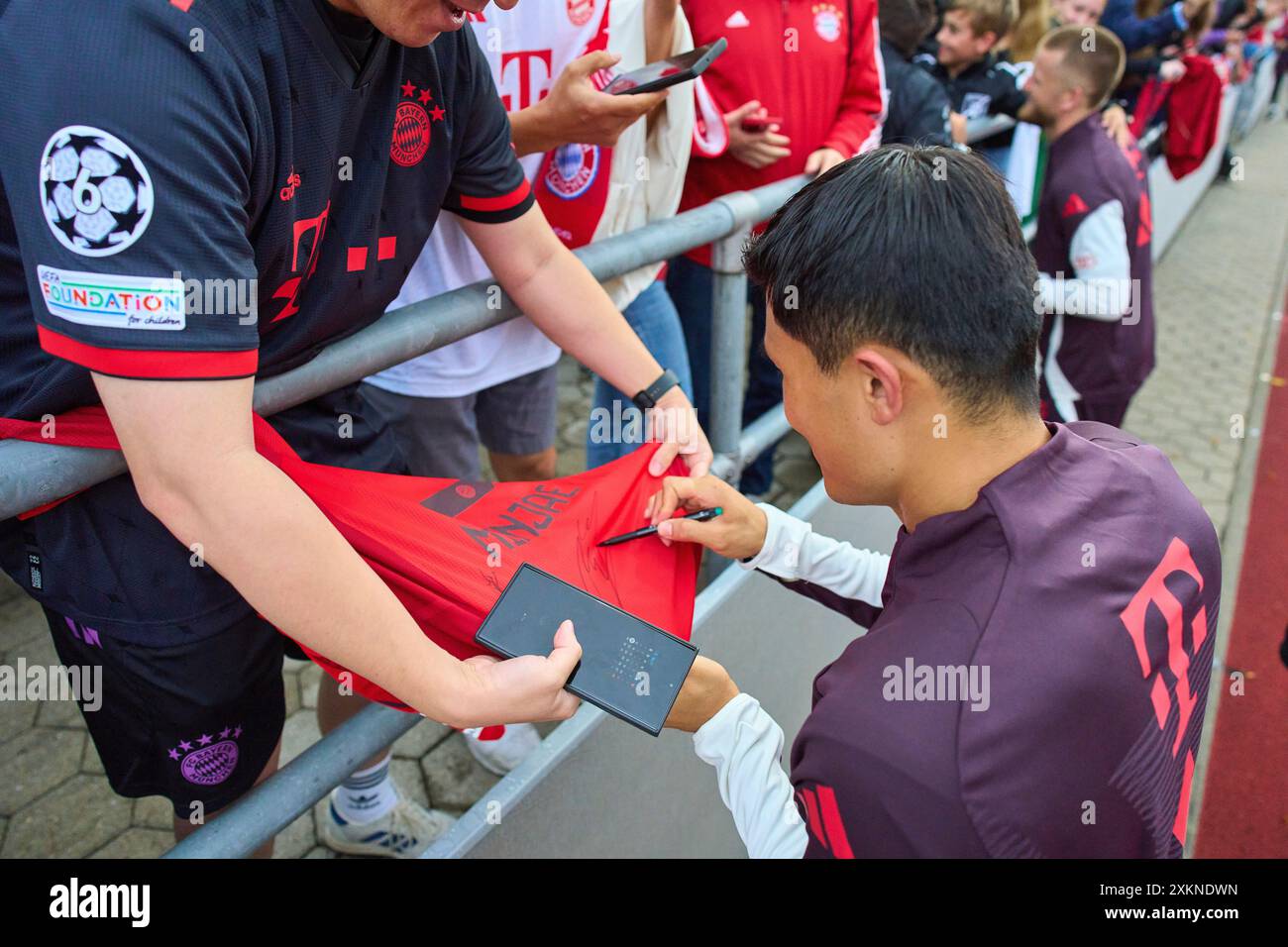 MinJae Kim, Min-Jae Kim , FCB 3 mit Fans im FC BAYERN MÜNCHEN Trainingslager 1.Deutsche Fußball-Liga , in Rottach-Egern, Tegernsee, 22. Juli 2024 Saison 2024/2025, FCB, Fotograf: Peter Schatz Stockfoto