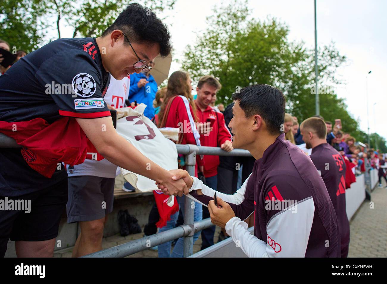 Rottach Egern, Deutschland. Juli 2024. MinJae Kim, Min-Jae Kim, FCB 3 mit Fans im FC BAYERN München Trainingslager 1.Deutsche Fußball-Liga, in Rottach-Egern, Tegernsee, 22. Juli 2024 Saison 2024/2025, FCB, Fotograf: ddp Images/STAR-Images Credit: ddp Media GmbH/Alamy Live News Stockfoto