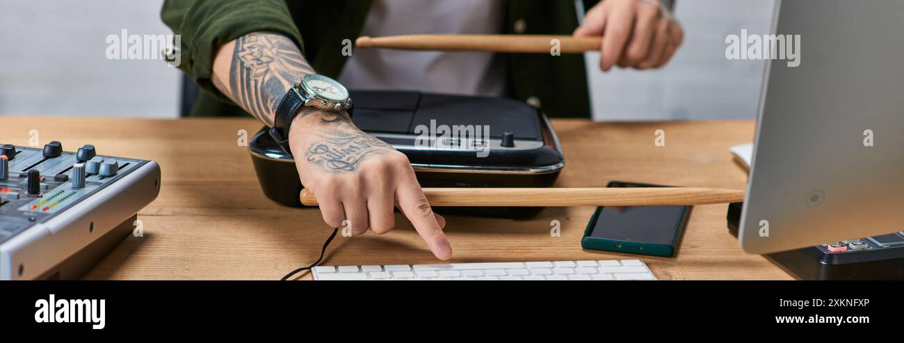 Ein Mann spielt Schlagzeug in einem Studio und zeigt sein musikalisches Talent. Stockfoto