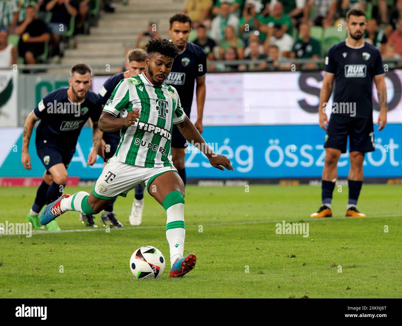 Budapest, Ungarn. Juli 2024. Marquinhos von Ferencvarosi TC erzielte beim Spiel im 1. Leg der UEFA Champions League zwischen Ferencvaros und den Neuen Heiligen am 23. Juli 2024 in Budapest einen Elfmeter. Quelle: Laszlo Szirtesi/Alamy Live News Stockfoto