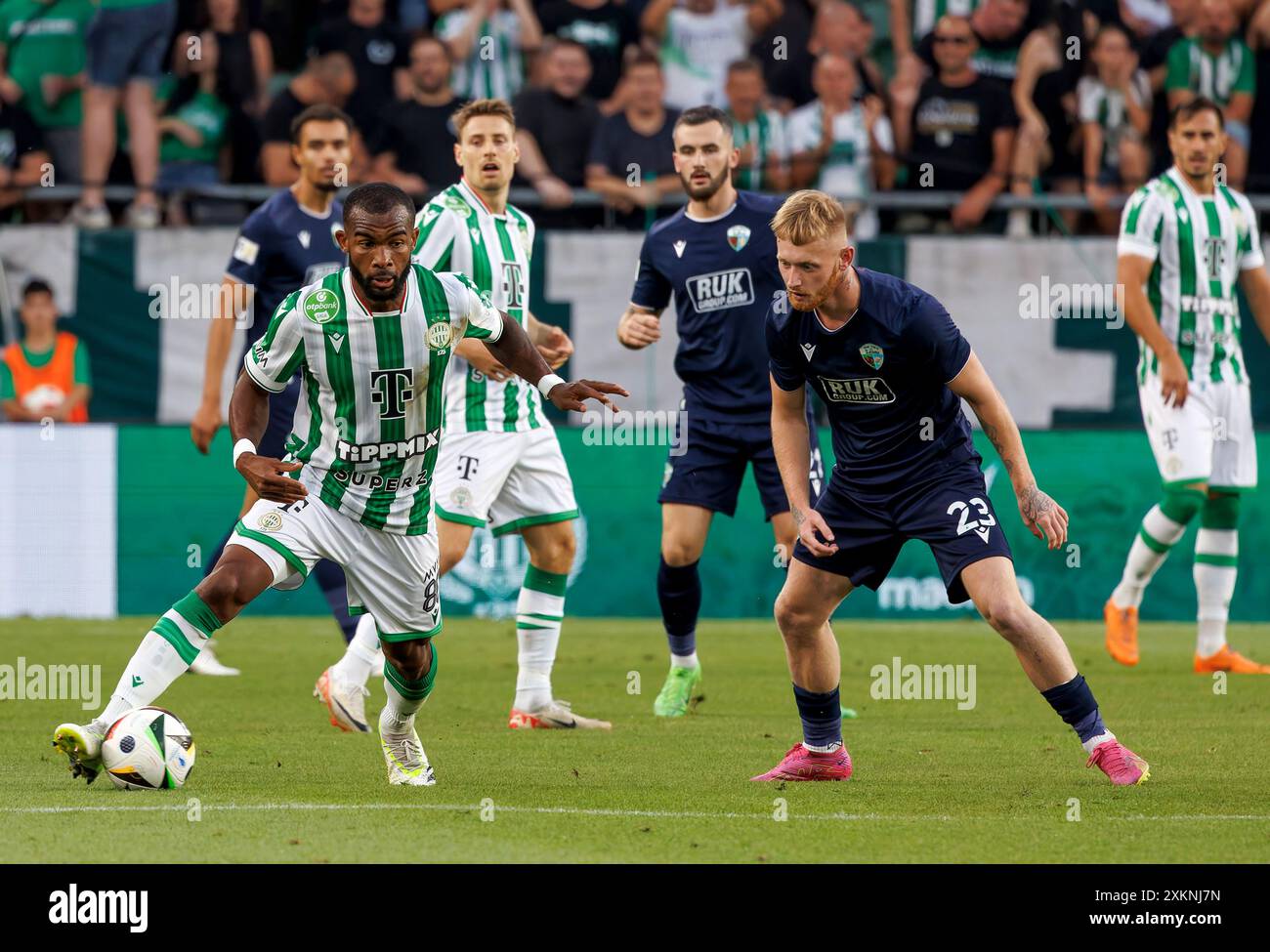 Budapest, Ungarn. Juli 2024. Brad Young vom New Saints FC fordert Habib Maiga von Ferencvarosi TC während des Spiels der zweiten Qualifikationsrunde 1. Legs zwischen Ferencvaros und den New Saints in der Groupama Arena am 23. Juli 2024 in Budapest. Quelle: Laszlo Szirtesi/Alamy Live News Stockfoto