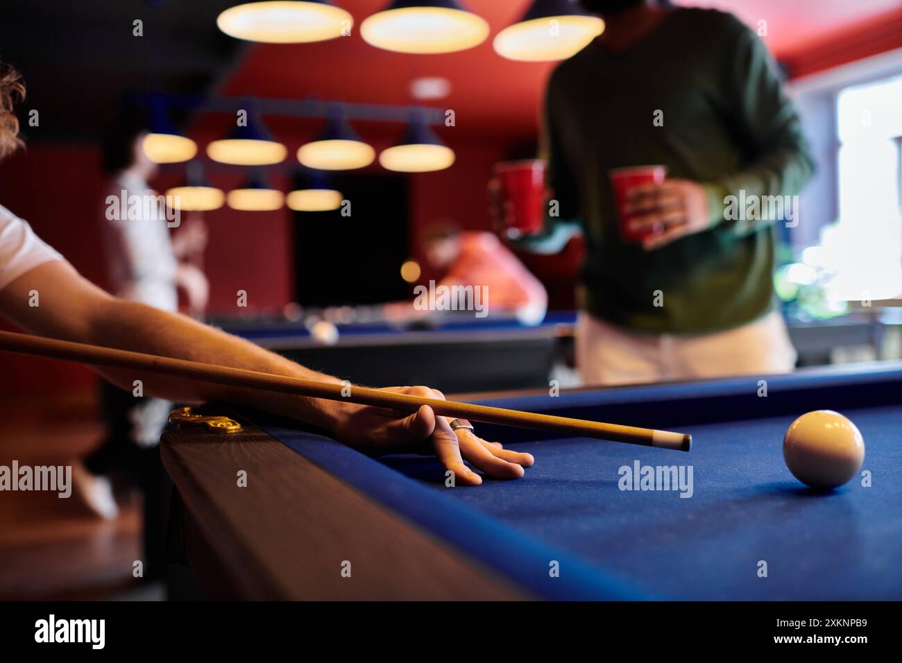 Eine Nahaufnahme eines Mannes, der mit Freunden Billard spielt. Stockfoto