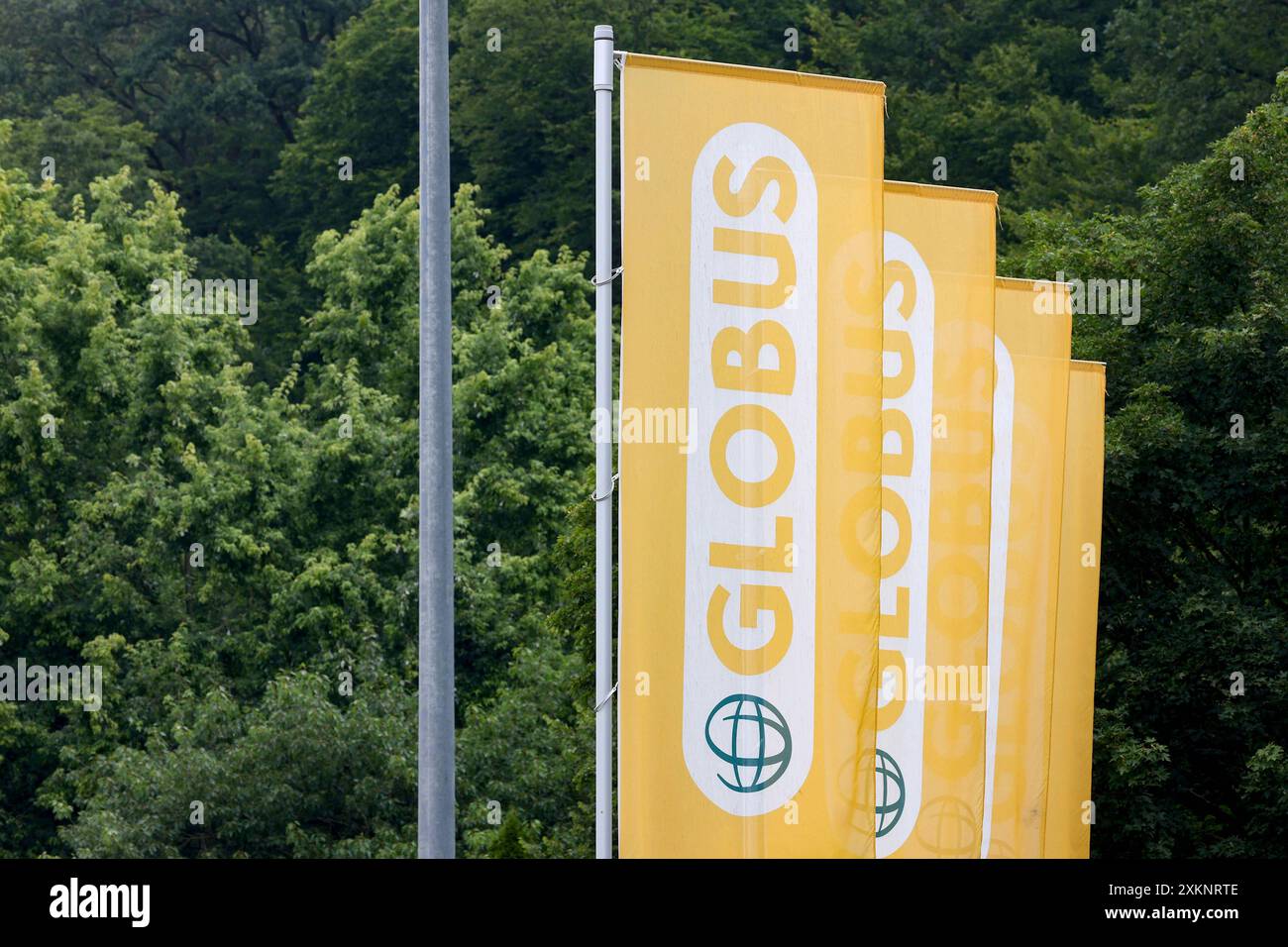 Die GLOBUS Filiale, Markthalle in Siegen an der Eiserfelder Straße. Fahnen mit der Aufschrift GLOBUS. Globus Markthalle am 24.07.2024 in Siegen/Deutschland *** der GLOBUS-Laden, Markthalle in Siegen an der Eiserfelder Straße fahnt mit der Aufschrift GLOBUS Globus Markthalle am 24. 07 2024 in Siegen Stockfoto