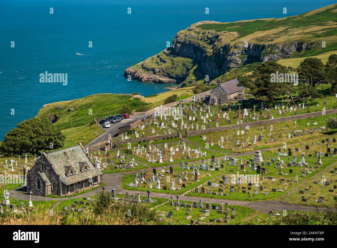 Der große Orme-Friedhof mit der Kirche St. Tudno auf der rechten und der Kapelle auf der linken Seite. Stockfoto