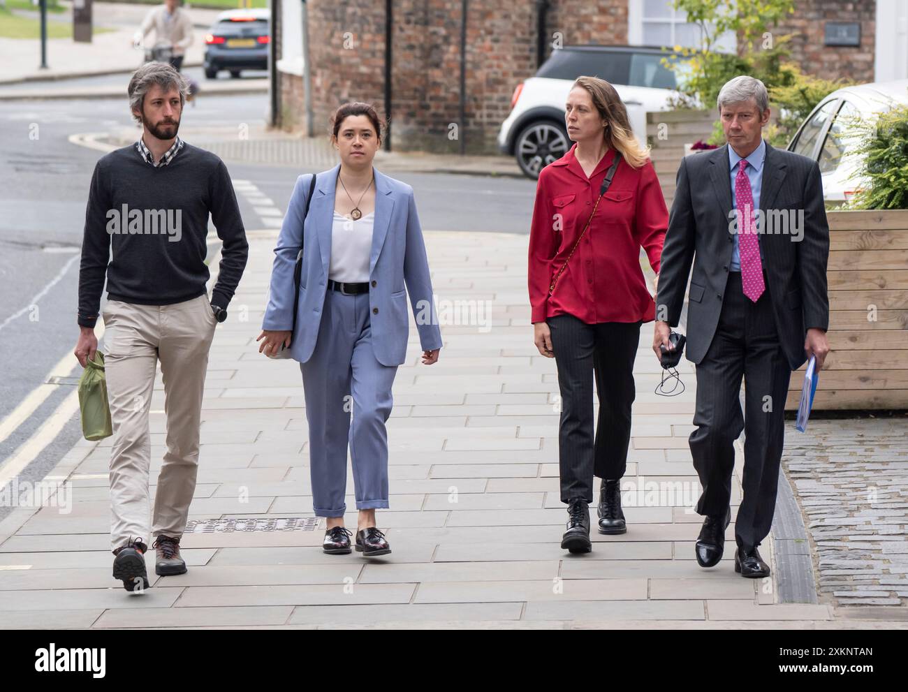 Greenpeace-Aktivisten von links nach rechts Mathieu Soete, 38, Amy Rugg-Easey, 33, Alexandra Wilson, 32 und Michael Grant, 64, kommen am York Magistrates' Court in York an, wo sie beschuldigt werden, während eines Protestes am 3. August 2023 strafrechtliche Schäden am Dach des ehemaligen Premierministers Rishi Sunak in Kirby Sigston nahe Northallerton verursacht zu haben. Bilddatum: Mittwoch, 24. Juli 2024. Stockfoto