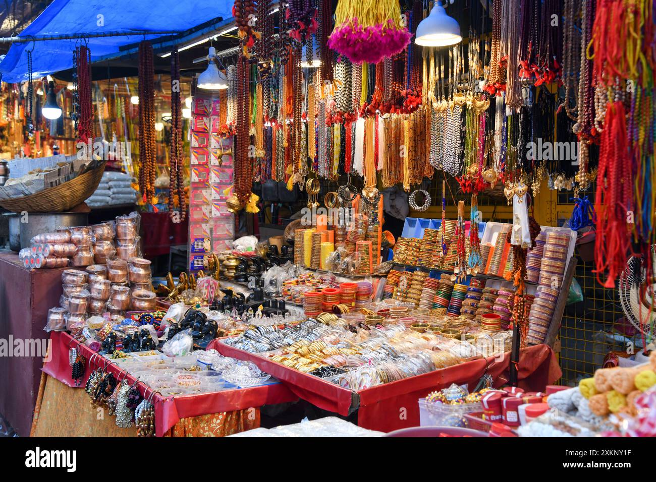 Lokale Geschäfte in Har Ki Pauri ist ein berühmtes Ghetto am Ufer des Ganges in Haridwar, Uttarakhand, Indien. Stockfoto