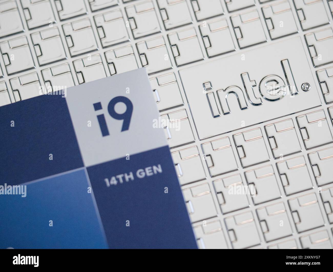 Intel Logo auf einem Intel Core i9-14900K Prozessorgehäuse der 14. Generation Stockfoto