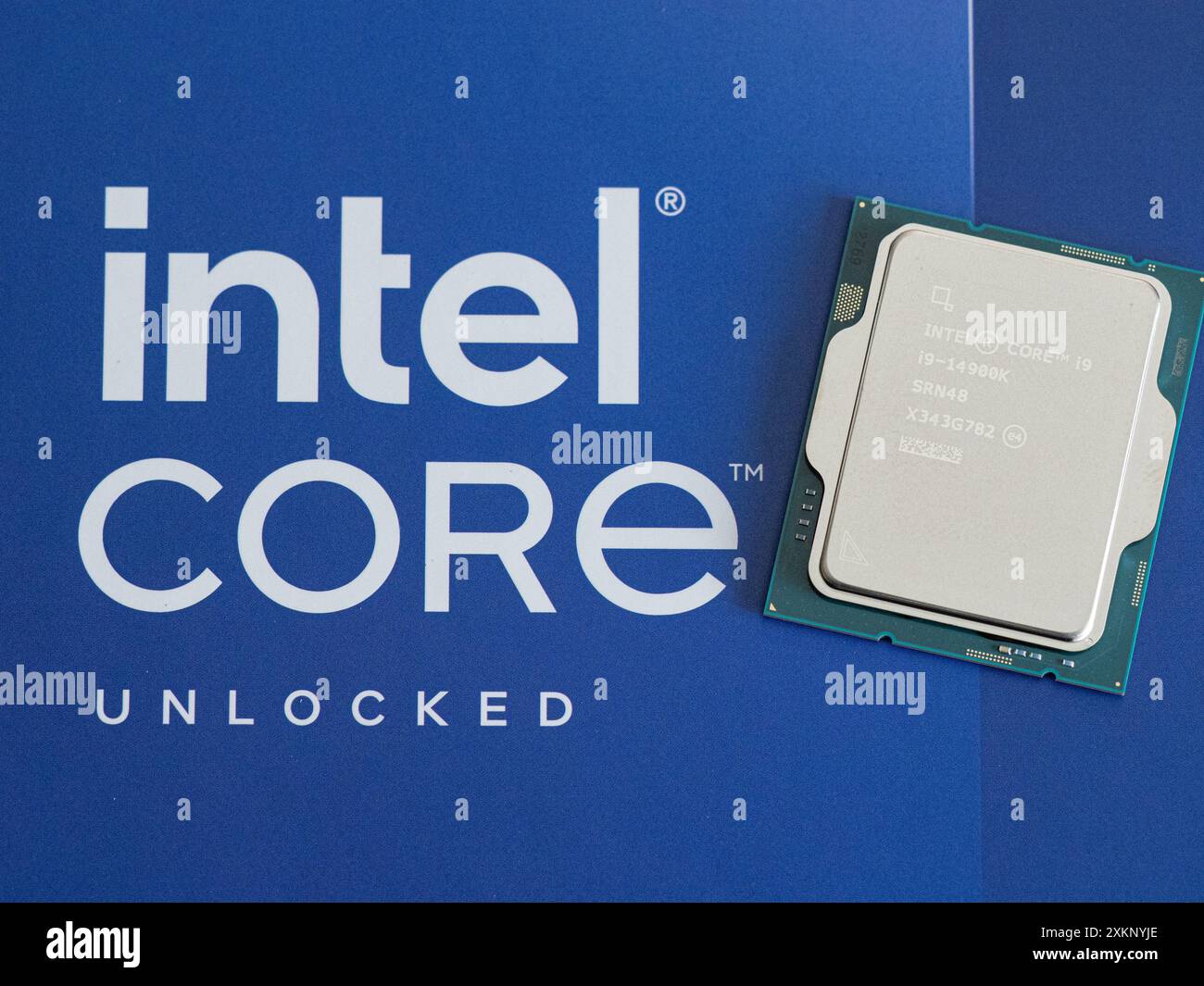 Intel Logo auf einem Intel Core i9-14900K Prozessorgehäuse der 14. Generation Stockfoto
