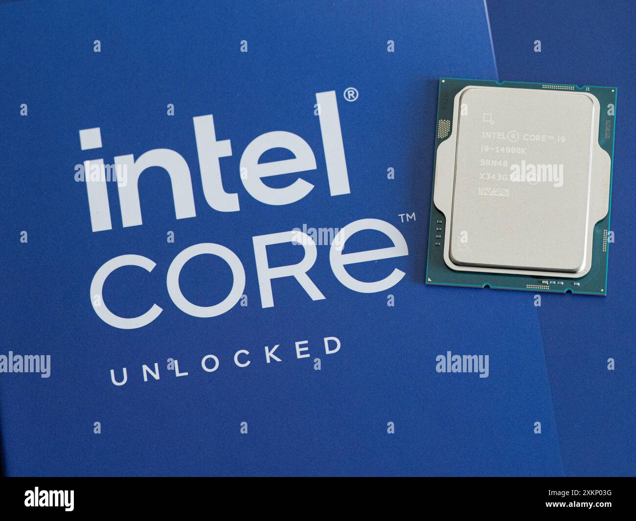 Intel Logo auf einem Intel Core i9-14900K Prozessorgehäuse der 14. Generation Stockfoto