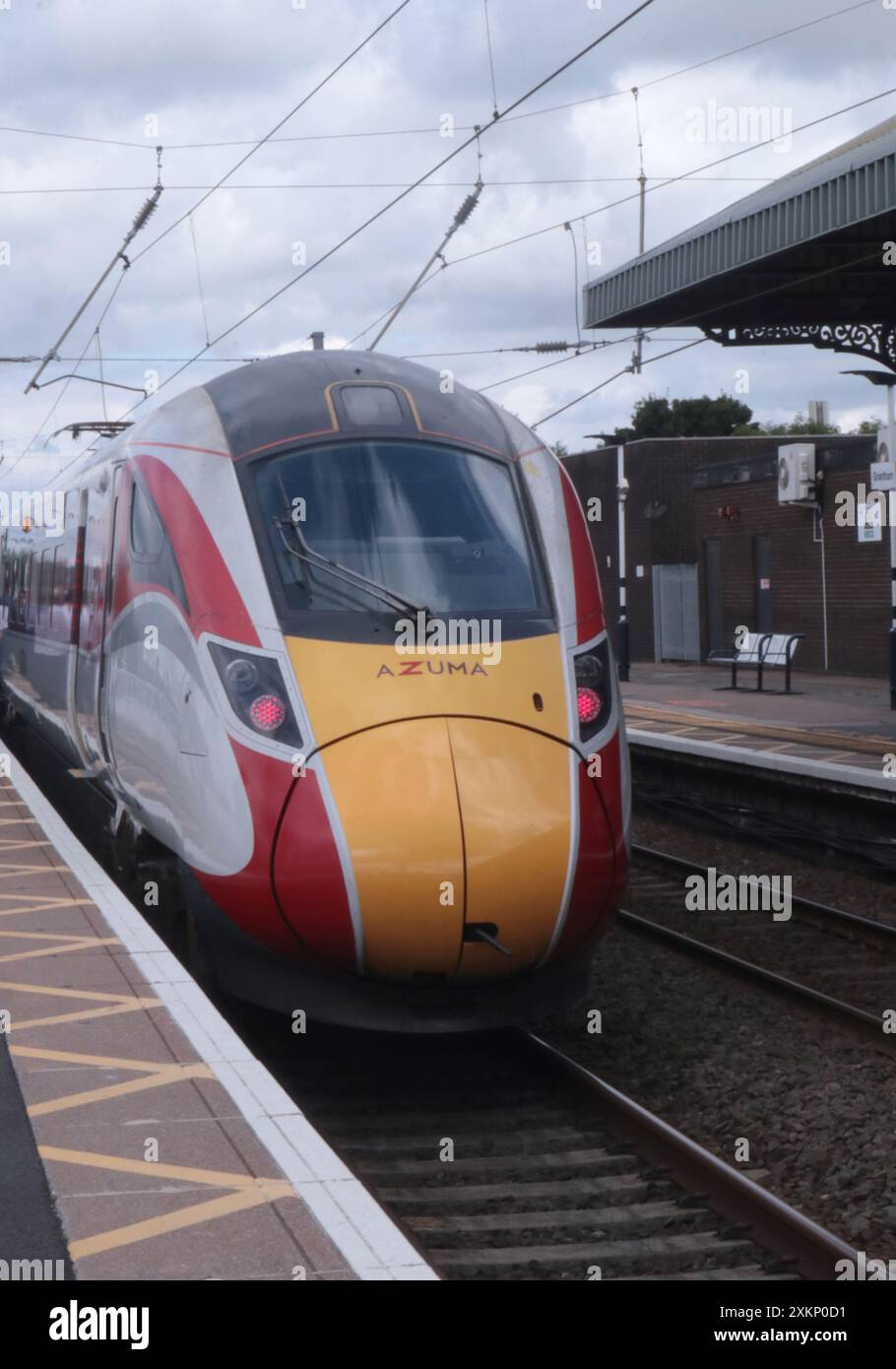 Grantham England UK 23rd July 2024 der Azuma benannte Zug der London North Eastern Railway (LNER) ist ein Zweimodus-Triebzug der British Rail Class 800. Der Typ Class 800 verwendet Elektromotoren, die von elektrischen Kabeln betrieben werden. aber auch mit Dieselgeneratoren ausgestattet, damit Züge auf nicht elektrifiziertem Gleis betrieben werden können. ©Ged Noonan/Alamy Stockfoto