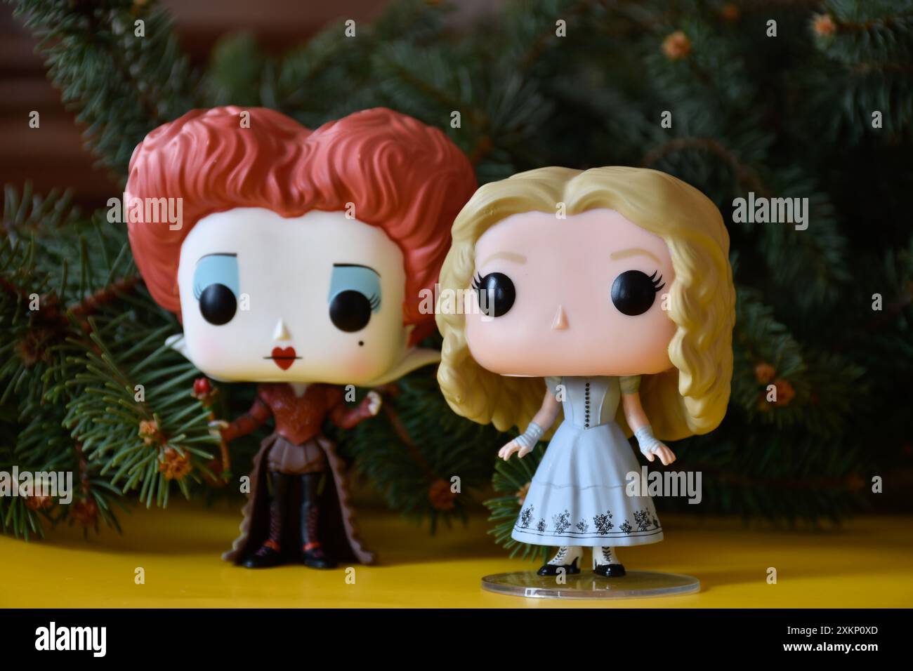 Funko Pop Actionfiguren von Red Queen und Alice im Wunderland aus Tim Burton Fantasy Film. Tanne, Weihnachten, fabelhafte, magische Stimmung. Stockfoto