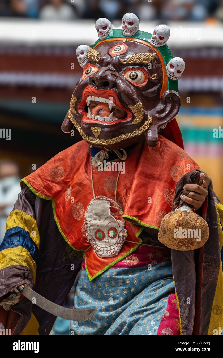 Farbenfroher Maskentanz, auch cham Dance genannt, wird im Hemis Kloster während des Hemis Festivals in Leh, Ladakh Indien am 17. Juni 2024 aufgeführt. Stockfoto