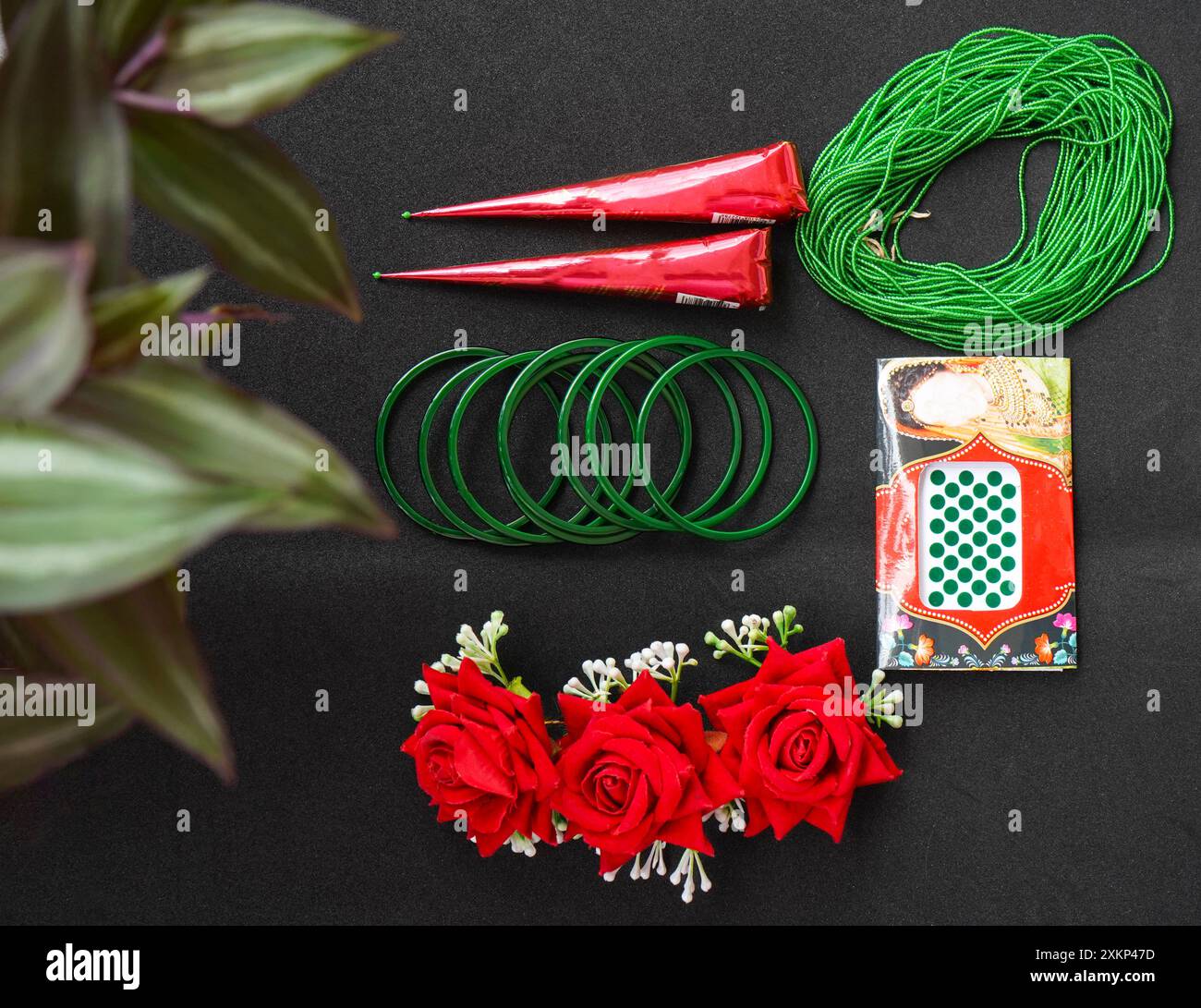 Shrawan Month Green Bangles, Mehendi Cones, Tika, Haarblumen Gajra, Halskette für das Hindu Festival Stockfoto