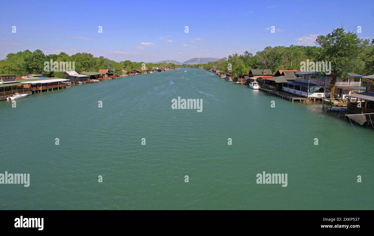ADA Bojana, Montenegro - 18. April 2011: Panorama des Flusses Bojana mit schwimmenden Häusern und Hütten am sonnigen Frühlingstag Südmontenegriniens. Stockfoto