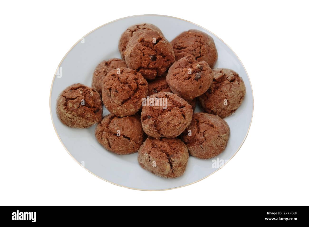 Süßkuchen in Keramikplatte isoliert auf weißem Hintergrund. Romantisches Schokoladengebäck. Draufsicht. Stockfoto