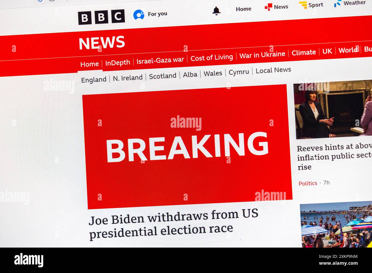 „Joe Biden zieht sich zurück...“ Schlagzeile nach der Nachricht, dass Präsident Joe Biden das Präsidentenrennen beendet hat, wurde die Website der BBC News vom 21. Juli 2024 veröffentlicht. Stockfoto