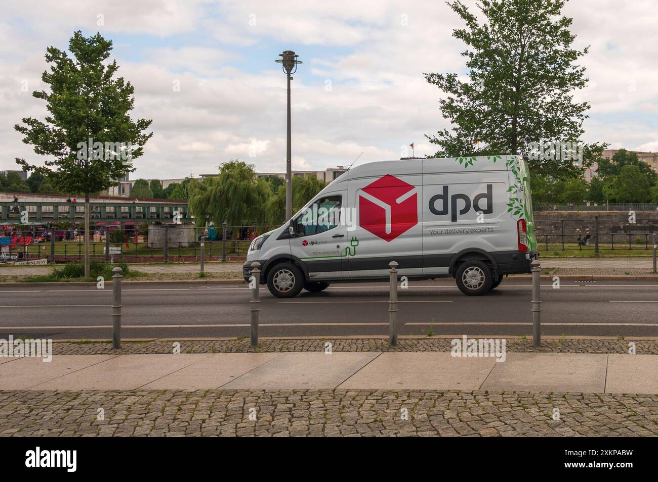 Deutschland , Berlin , 22.07.2024 , Ein DPD-Lieferfahrzeug läuft zu 100 Prozent elektrisch Stockfoto