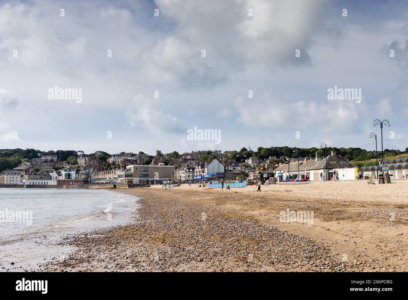 Blick auf den Strand von Swanage an einem bewölkten Morgen im Juli 2024. Dorset, England, Großbritannien Stockfoto