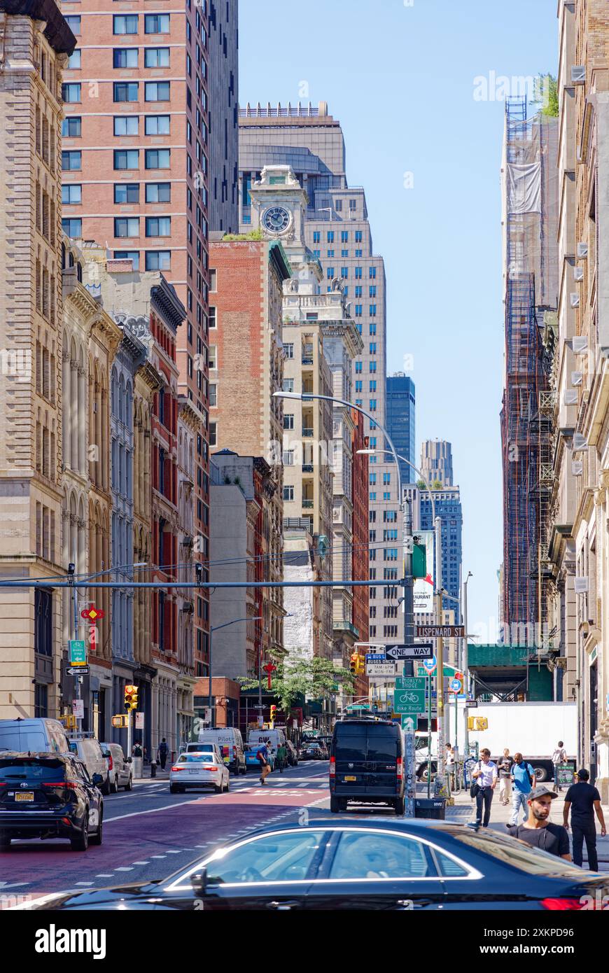NYC Chinatown: Rote Chinatown-Markierungen sind vor dem Hintergrund der gusseisernen Gebäude und Mauerwerk des Broadway südlich der Canal Street fast verloren. Stockfoto